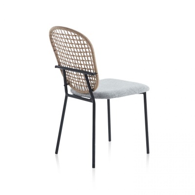 Cadeira metálica preta com assento cinzento e encosto trançado castanho