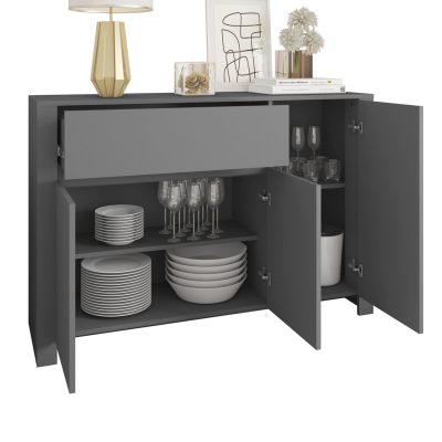 Móvel de armazenamento cinza com pratos, copos, candeeiro, quadro e vasos decorativos.