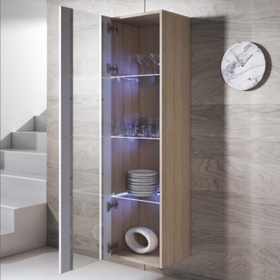 Armário suspenso com porta de vidro aberta mostrando copos e pratos em prateleiras