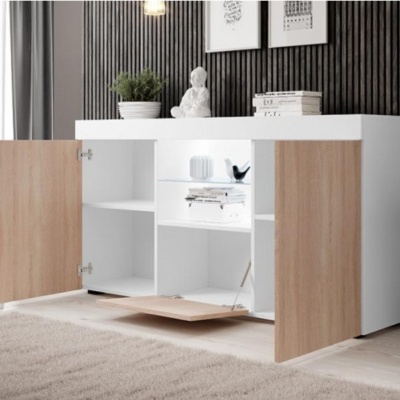 Aparador branco com portas de madeira clara abertas numa sala com tapete bege