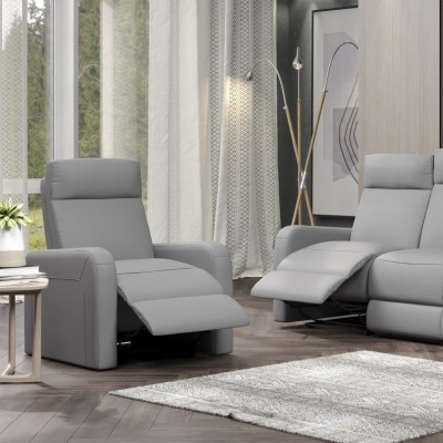 Poltronas reclináveis cinza em sala de estar com cortinas brancas e tapete claro