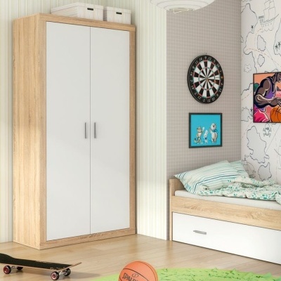 Guarda-roupa de madeira clara com portas brancas em quarto infantil