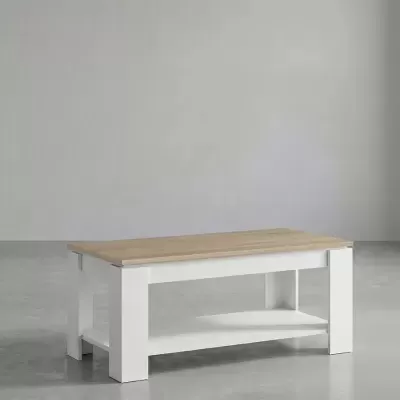Mesa de centro de madeira com tampo claro e estrutura branca, prateleira inferior, piso e parede cinzentos.