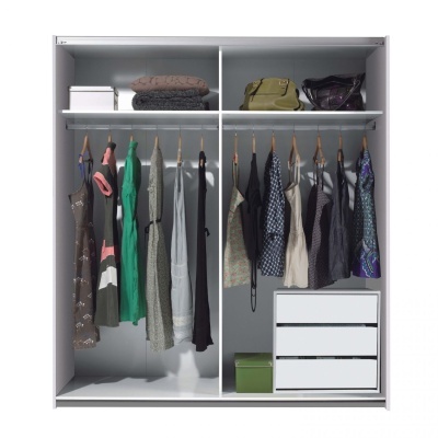 Roupeiro branco com roupas, malas, caixas e gavetas organizadas