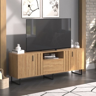 Móvel de TV em madeira clara com televisão e decoração minimalista