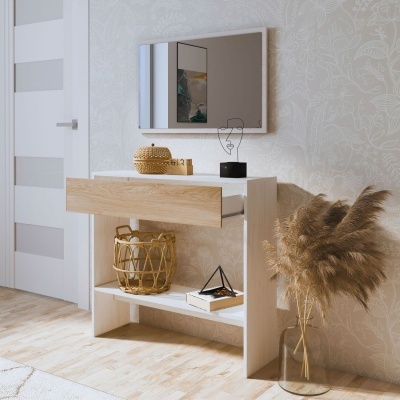 Consola de madeira clara com espelho e decoração em ambiente interior