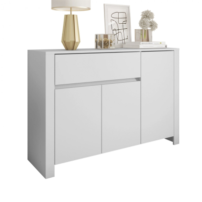 Aparador branco com candeeiro dourado, moldura, vela decorativa, livros e flores artificiais