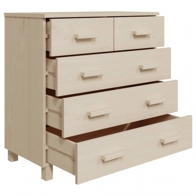 Cômoda de madeira clara com cinco gavetas abertas parcialmente