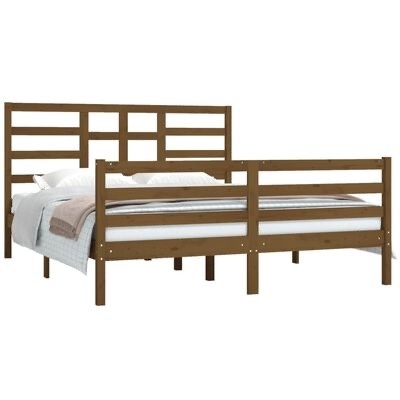 Cama de casal de madeira castanha com cabeceira e guarda-corpos ripados, colchão branco, roupa de cama e manta bege