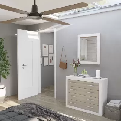 Quarto com cómoda, espelho, candeeiro de teto, porta aberta e planta em vaso