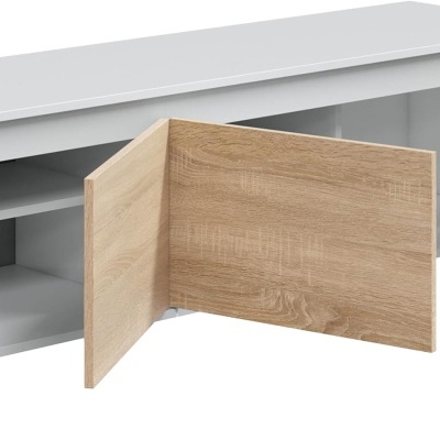 Móvel de televisão branco com portas de madeira clara abertas