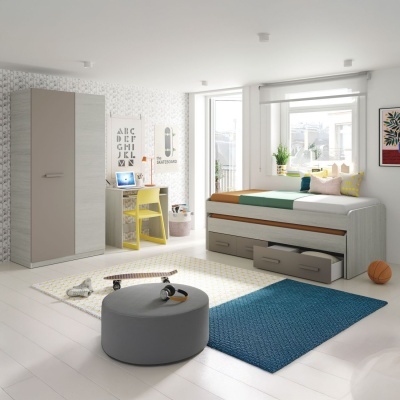 Quarto infantil com cama com gavetas, armário, mesa de estudo e decoração colorida