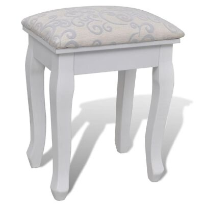 Banco pequeno branco com assento estofado em tecido claro com padrão de arabescos cinza
