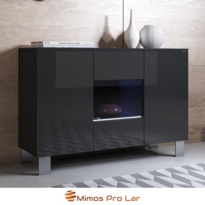 Aparador preto moderno com três portas e gaveta central, decorado com dois vasos brancos e um livro, em ambiente com parede de madeira clara e tapete cinza geométrico.