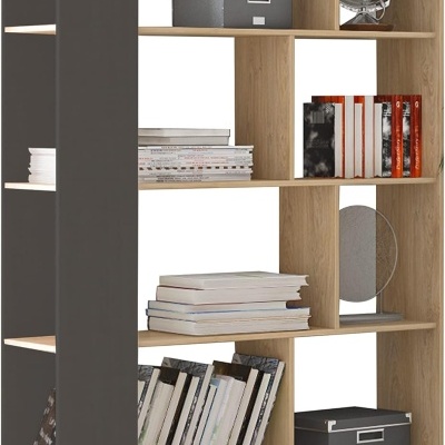 Estante madeira clara com laterais pretas, livros, caixas cinzentas e objetos decorativos