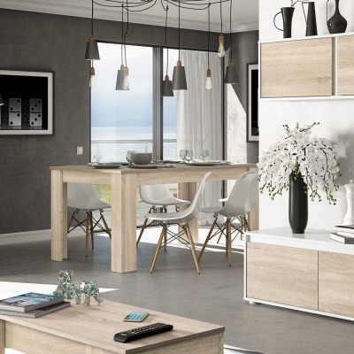 Sala de jantar com mesa de madeira clara e cadeiras brancas em ambiente moderno