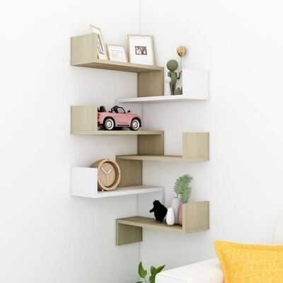 Estante de parede modular em madeira clara e branca decorada com objetos variados e plantas