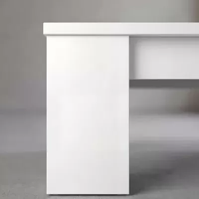 Parte inferior de mesa branca minimalista em fundo cinza