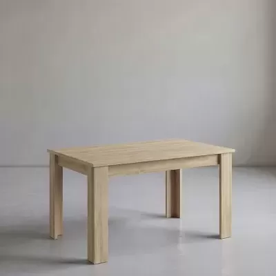 Mesa de jantar retangular em madeira clara com pernas robustas