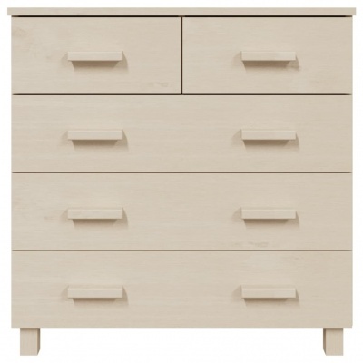 Cómoda de madeira clara com cinco gavetas e puxadores retangulares.
