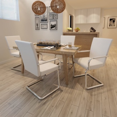 Mesa de jantar com tampo de vidro, quatro cadeiras brancas e pavimento flutuante claro