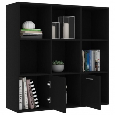 Estante preta com nove compartimentos, livros, vasos decorativos e velas.