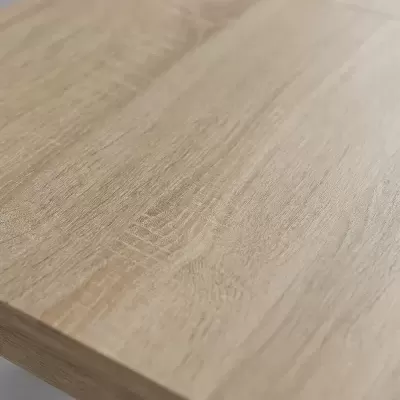 Mesa de madeira clara com textura visível