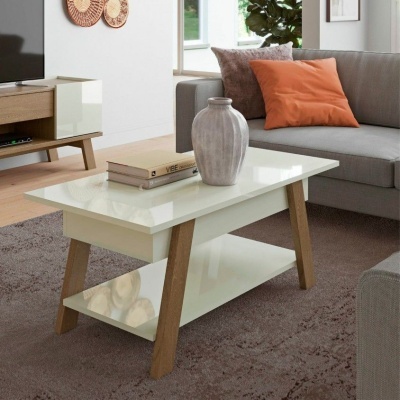 Mesa de centro branca com pés de madeira, vaso cinzento e livros em sala com sofá cinzento e almofada laranja