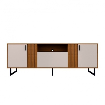Móvel de sala de estar em madeira castanha e portas bege claro com patas pretas