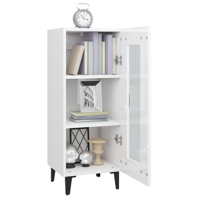 Móvel branco com porta de vidro aberto mostrando livros e decoração interna.