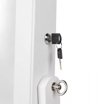 Fechadura com chave preta numa porta branca