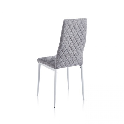 Cadeira estofada cinzenta com padrão de losangos e pernas metálicas brancas
