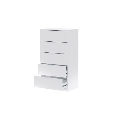 Cômoda branca com seis gavetas, duas abertas, em fundo branco