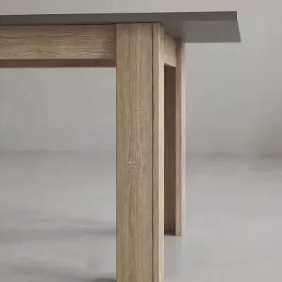 Pé de mesa de madeira clara com tampo cinza