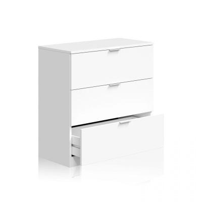 Cômoda branca com três gavetas, uma aberta