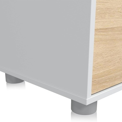 Canto inferior de móvel branco com frente em madeira clara e pés cinzentos