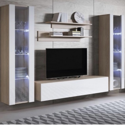Conjunto de móveis para sala com madeira clara e painéis brancos, vitrines iluminadas e televisão