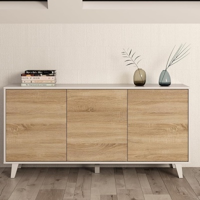 Aparador branco e madeira clara com decoração simples em cima