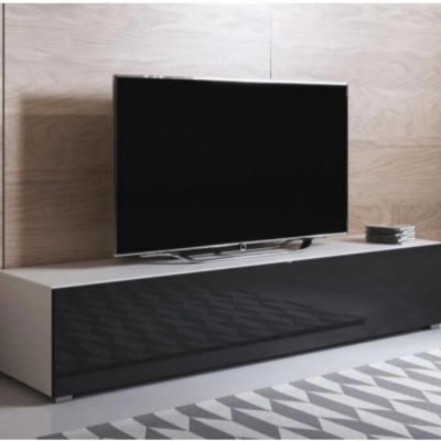 Móvel de TV branco com frente preta brilhante e televisão de ecrã plano preta em cima, parede clara e tapete padrão geométrico