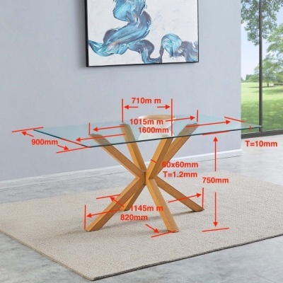 Mesa de jantar com tampo de vidro transparente e base de madeira em forma de X, com dimensões em milímetros indicadas, em interior com tapete bege e quadro abstrato na parede
