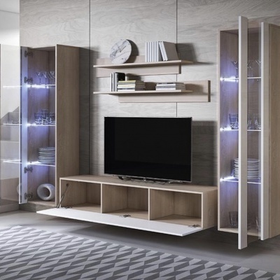 Móvel de sala de estar em madeira clara com armários iluminados e suporte para TV preta