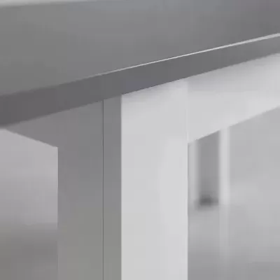 Mesa cinzenta com pernas brancas