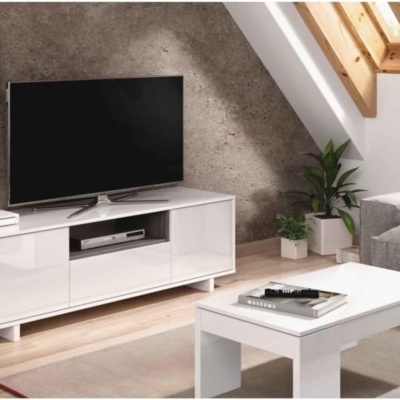 Sala de estar moderna com móvel TV branco, televisão, mesa de centro branca e sofá cinza