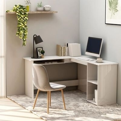 Mesa de escritório branca em L com cadeira cinza e luminária preta num ambiente com plantas e tapete cinza