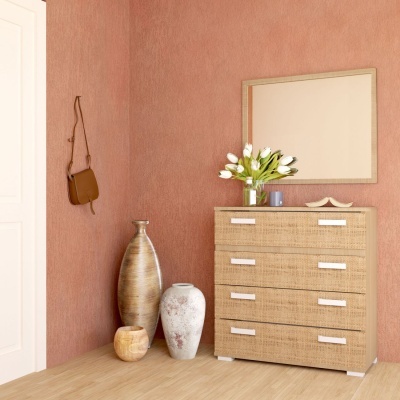 Comoda de madeira clara com vaso e espelho numa parede rosa texturada