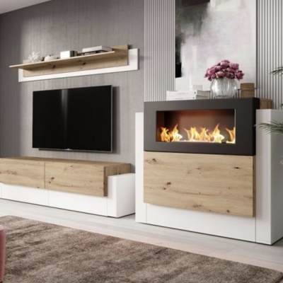 Móvel com painel de madeira clara, base branca e lareira embutida com chamas
