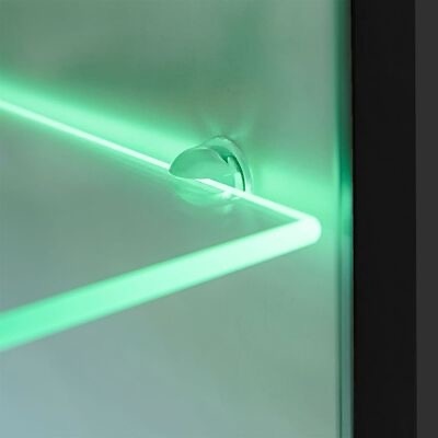 Prateleira de vidro iluminada em verde com suporte metálico