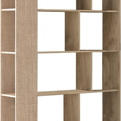 Estante de madeira clara com oito compartimentos e laterais revestidas em tecido bege
