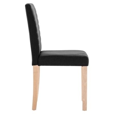 Cadeira estofada preta com pernas em madeira clara vista de perfil