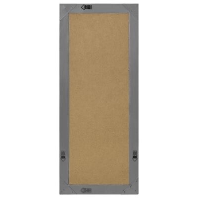 Espelho retangular com moldura cinzenta e fundo de madeira clara